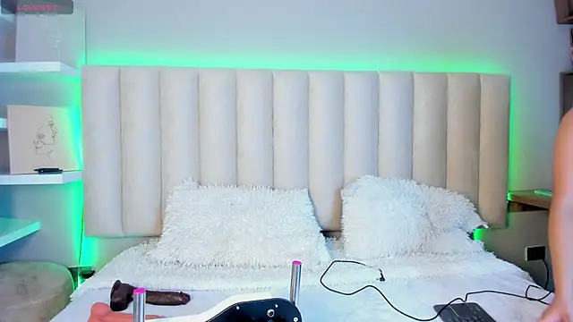 Snapshot of Sally__Walker chatting on October 7, 3:25 am Sally Walker online show from October 7, 3:25 am