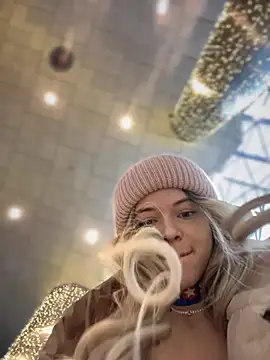 Snapshot of Times__Square chatting on December 22, 9:11 am Times Square online show from December 22, 9:11 am