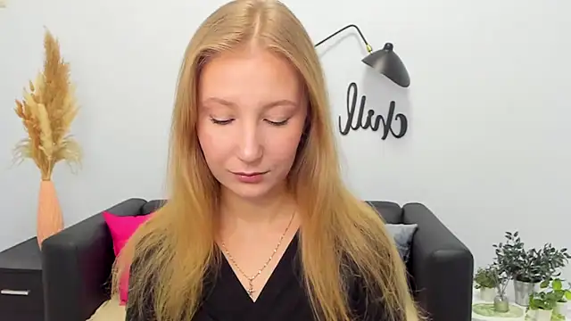 Snapshot of LolaWilsons chatting on December 15, 7:12 am LolaWilsons online show from December 15, 7:12 am