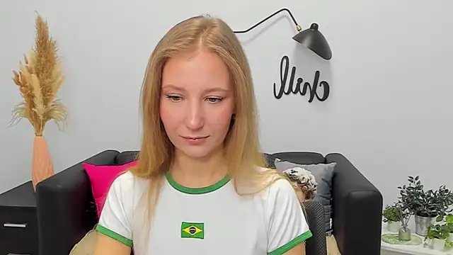 Snapshot of LolaWilsons chatting on December 17, 7:14 am LolaWilsons online show from December 17, 7:14 am