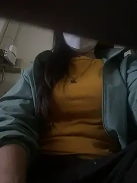 Snapshot of Tuongvy05 chatting on January 1, 2:09 pm Tuongvy05 online show from January 1, 2:09 pm