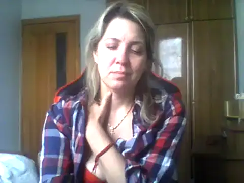 Snapshot of IrinaB1 chatting on February 4, 8:35 am IrinaB1 online show from February 4, 8:35 am