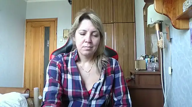 Snapshot of IrinaB1 chatting on February 12, 10:35 am IrinaB1 online show from February 12, 10:35 am