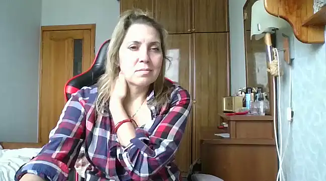 Snapshot of IrinaB1 chatting on February 15, 1:38 pm IrinaB1 online show from February 15, 1:38 pm