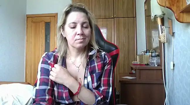 Snapshot of IrinaB1 chatting on February 16, 10:32 am IrinaB1 online show from February 16, 10:32 am