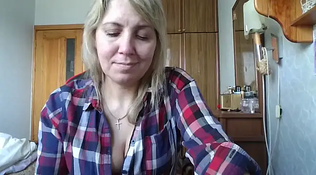 Snapshot of IrinaB1 chatting on February 17, 11:02 am IrinaB1 online show from February 17, 11:02 am