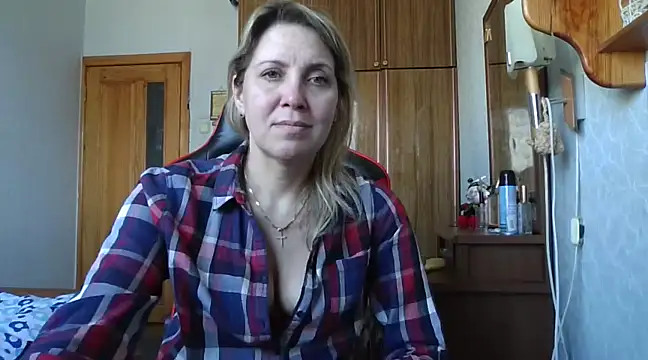 Snapshot of IrinaB1 chatting on February 19, 7:50 am IrinaB1 online show from February 19, 7:50 am