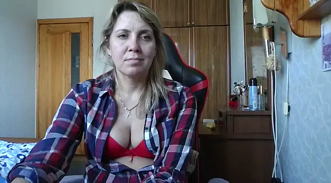 Snapshot of IrinaB1 chatting on February 19, 10:56 am IrinaB1 online show from February 19, 10:56 am