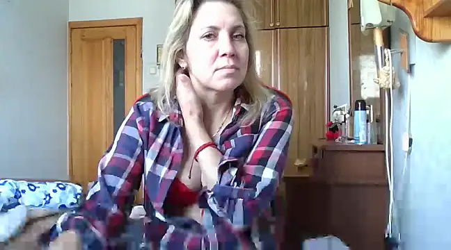 Snapshot of IrinaB1 chatting on February 20, 7:23 am IrinaB1 online show from February 20, 7:23 am