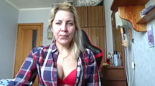 Snapshot of IrinaB1 chatting on February 22, 7:56 am IrinaB1 online show from February 22, 7:56 am