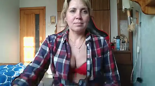 Snapshot of IrinaB1 chatting on February 28, 1:47 pm IrinaB1 online show from February 28, 1:47 pm