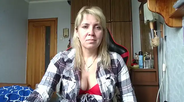 Snapshot of IrinaB1 chatting on March 3, 8:05 am IrinaB1 online show from March 3, 8:05 am