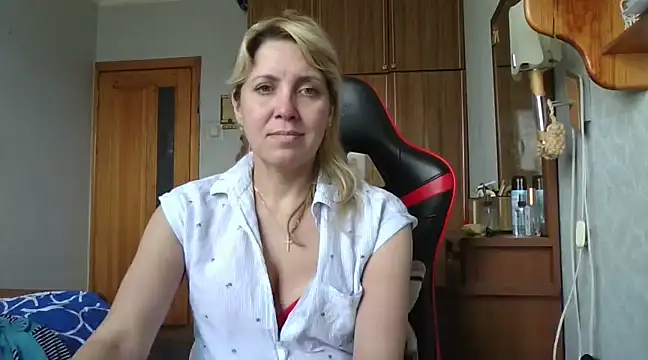 Snapshot of IrinaB1 chatting on March 14, 8:21 am IrinaB1 online show from March 14, 8:21 am