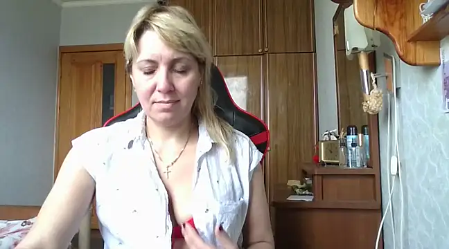 Snapshot of IrinaB1 chatting on March 15, 8:04 am IrinaB1 online show from March 15, 8:04 am