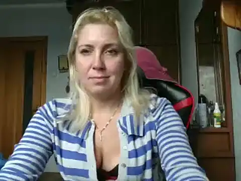 Snapshot of IrinaB1 chatting on October 9, 7:28 am IrinaB1 online show from October 9, 7:28 am