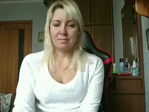 Snapshot of IrinaB1 chatting on November 9, 7:39 am IrinaB1 online show from November 9, 7:39 am