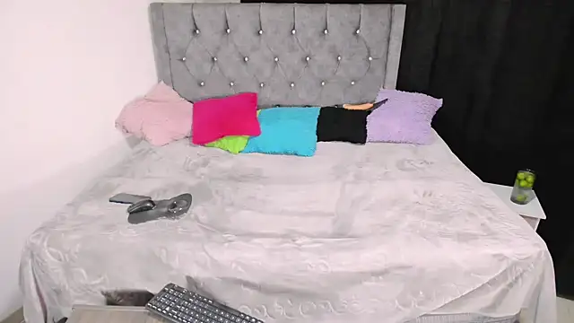 valenthottie online show from February 17, 12:54 am