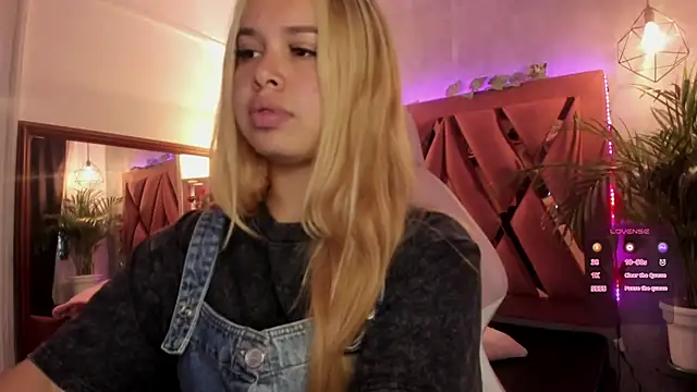 Snapshot of Haelycute chatting on January 28, 11:17 am Haelycute online show from January 28, 11:17 am