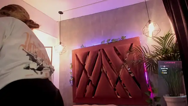 Snapshot of Haelycute chatting on February 6, 11:43 am Haelycute online show from February 6, 11:43 am