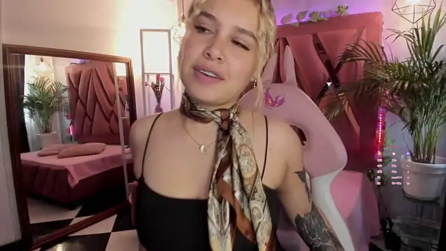 Snapshot of Haelycute chatting on February 9, 12:19 pm Haelycute online show from February 9, 12:19 pm