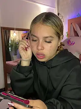 Snapshot of Haelycute chatting on February 12, 11:40 am Haelycute online show from February 12, 11:40 am