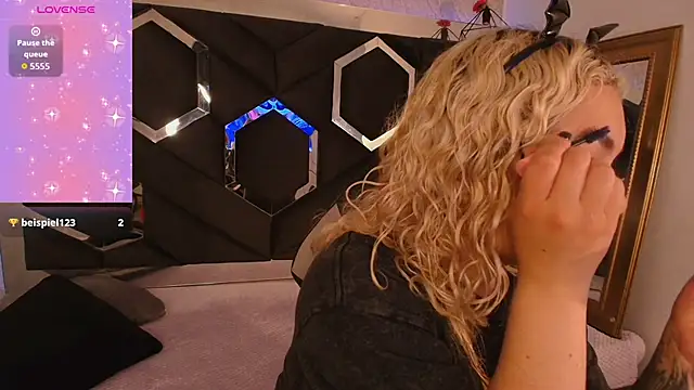 Snapshot of Haelycute chatting on November 2, 9:28 pm Haelycute online show from November 2, 9:28 pm