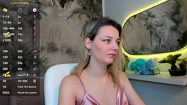 Snapshot of pretty_little_thing chatting on January 15, 4:21 pm pretty little thing online show from January 15, 4:21 pm