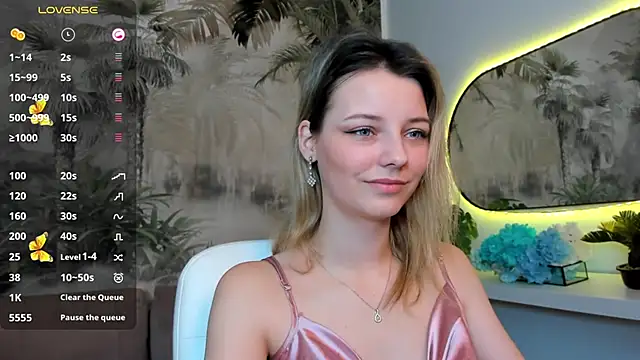 Snapshot of pretty_little_thing chatting on January 15, 7:23 pm pretty little thing online show from January 15, 7:23 pm