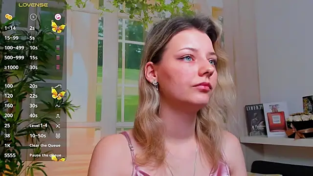 Snapshot of pretty_little_thing chatting on January 29, 11:35 pm pretty little thing online show from January 29, 11:35 pm