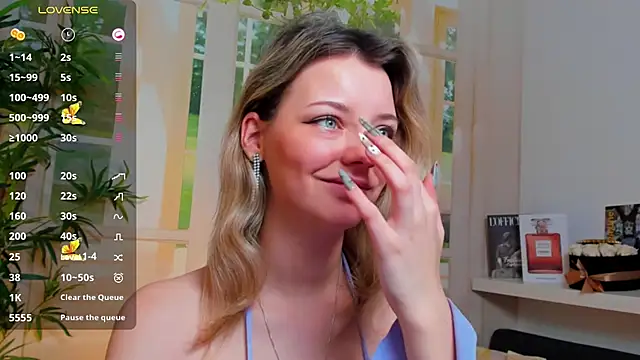 Snapshot of pretty_little_thing chatting on January 31, 3:44 pm pretty little thing online show from January 31, 3:44 pm