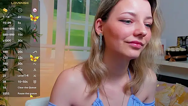 Snapshot of pretty_little_thing chatting on January 31, 6:47 pm pretty little thing online show from January 31, 6:47 pm