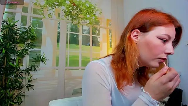 Snapshot of pretty_little_thing chatting on October 5, 1:09 pm pretty little thing online show from October 5, 1:09 pm