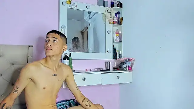 Snapshot of Sophie_and_andress chatting on January 8, 4:34 am Sophie and andress online show from January 8, 4:34 am