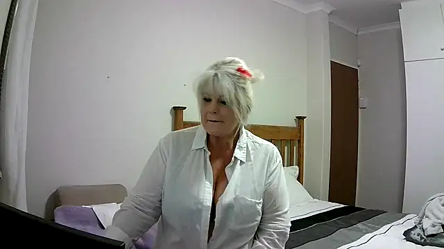 Miahotmilf online show from December 24, 7:44 pm