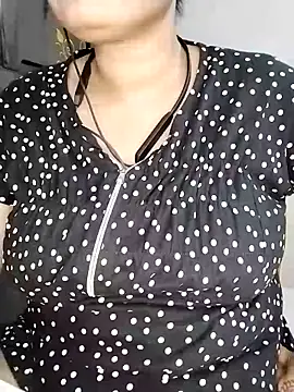 Snapshot of Tishani chatting on December 16, 10:48 pm Tishani online show from December 16, 10:48 pm