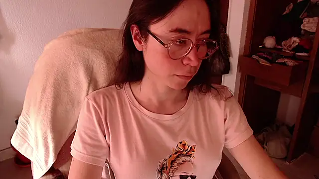 Snapshot of emily_pearl_ chatting on November 10, 8:19 pm emily pearl online show from November 10, 8:19 pm