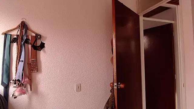 Snapshot of emily_pearl_ chatting on November 30, 9:52 pm emily pearl online show from November 30, 9:52 pm