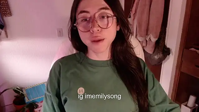 Snapshot of emily_pearl_ chatting on December 2, 10:05 pm emily pearl online show from December 2, 10:05 pm