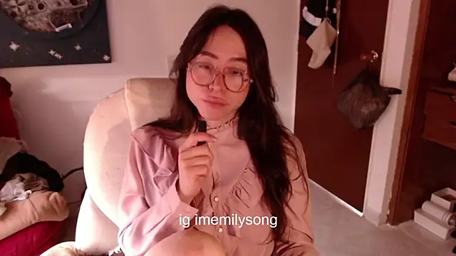 Snapshot of emily_pearl_ chatting on December 14, 8:35 pm emily pearl online show from December 14, 8:35 pm