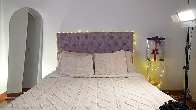 Snapshot of samantha_evans2 chatting on February 15, 1:02 am samantha evans2 online show from February 15, 1:02 am