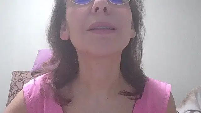 HollyJewel online show from February 4, 5:45 pm