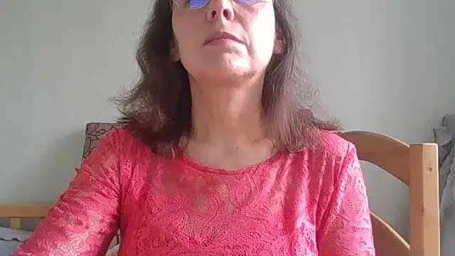 HollyJewel online show from April 8, 10:37 am