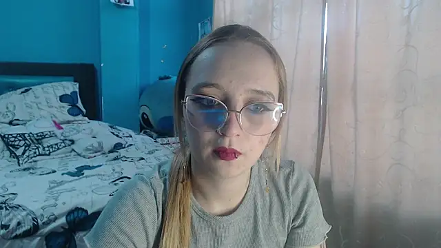 Snapshot of Liaroberts1 chatting on February 18, 11:44 am Liaroberts1 online show from February 18, 11:44 am