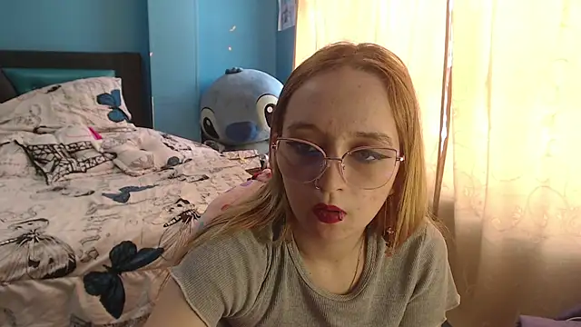 Snapshot of Liaroberts1 chatting on February 18, 2:49 pm Liaroberts1 online show from February 18, 2:49 pm