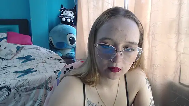 Snapshot of Liaroberts1 chatting on March 11, 11:55 am Liaroberts1 online show from March 11, 11:55 am
