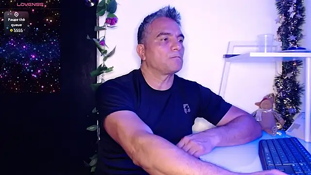 Snapshot of golden_punisher chatting on December 4, 4:54 am golden punisher online show from December 4, 4:54 am