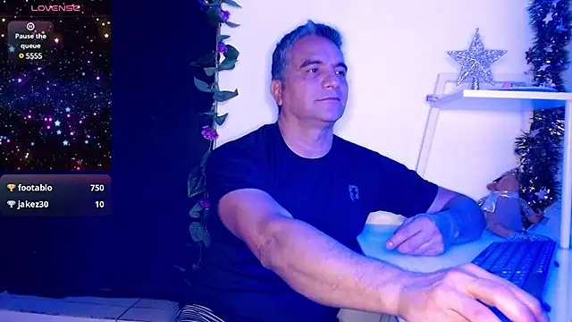 Snapshot of golden_punisher chatting on December 20, 9:21 am golden punisher online show from December 20, 9:21 am