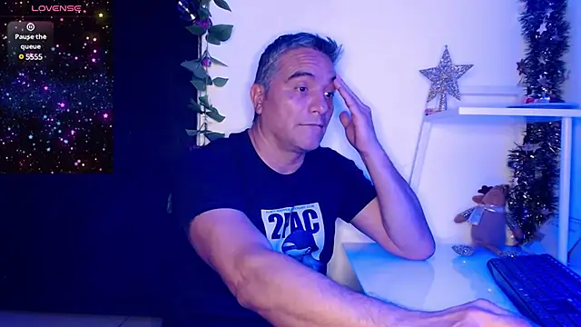 Snapshot of golden_punisher chatting on December 22, 5:23 am golden punisher online show from December 22, 5:23 am