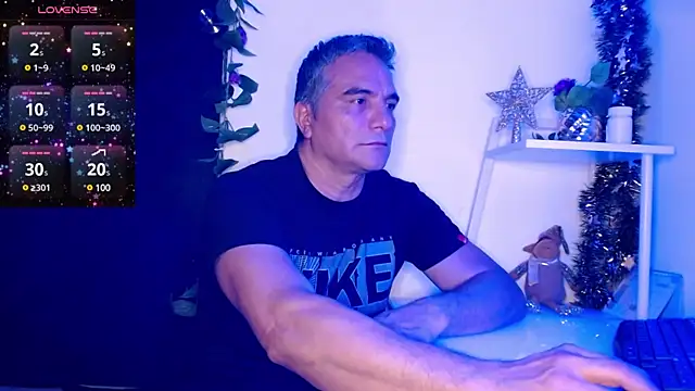 Snapshot of golden_punisher chatting on December 31, 5:55 am golden punisher online show from December 31, 5:55 am