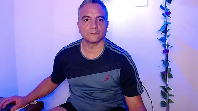 Snapshot of golden_punisher chatting on February 28, 6:10 am golden punisher online show from February 28, 6:10 am